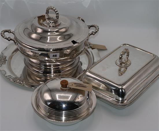Plated soup tureen and cover, entree dish, muffin dish and circular tray(-)